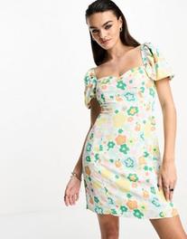 Glamorous – Sukienka mini typu milkmaid o prostym kroju w kwiatowy wzór w stylu retro za 83,6 zł w ASOS