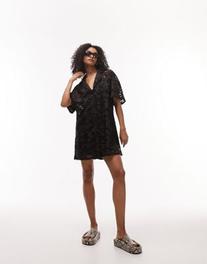 Topshop – Czarna sukienka koszulowa mini w haftowany wzór za 143,6 zł w ASOS