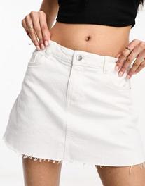 Miss Selfridge – Biała jeansowa spódnica mini za 104,25 zł w ASOS