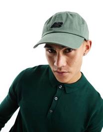New Balance – Oliwkowa czapka z daszkiem i haftowanym logo za 90,3 zł w ASOS