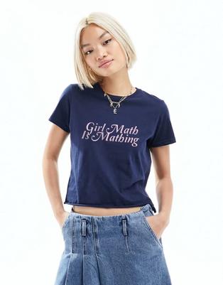 ASOS DESIGN – Krótki granatowy T-shirt z napisem „Girl Math Is Mathing” za 38,15 zł w ASOS
