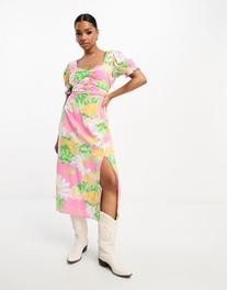 Miss Selfridge – Marszczona sukienka midi z dekoltem w serce we wzór kwiatowy retro za 65,7 zł w ASOS