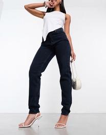 Calvin Klein Jeans – Ciemnoniebieskie jeansy mom fit za 367,95 zł w ASOS