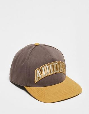 Adidas Originals – Brązowa czapka z daszkiem w uczelnianym stylu za 97,3 zł w ASOS