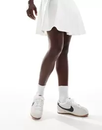 Nike – Cortez – Biało-czarne zamszowe buty sportowe za 439,99 zł w ASOS