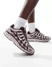 Nike – P-6000 – Ciemnobordowo-różowe buty sportowe za 479,99 zł w ASOS