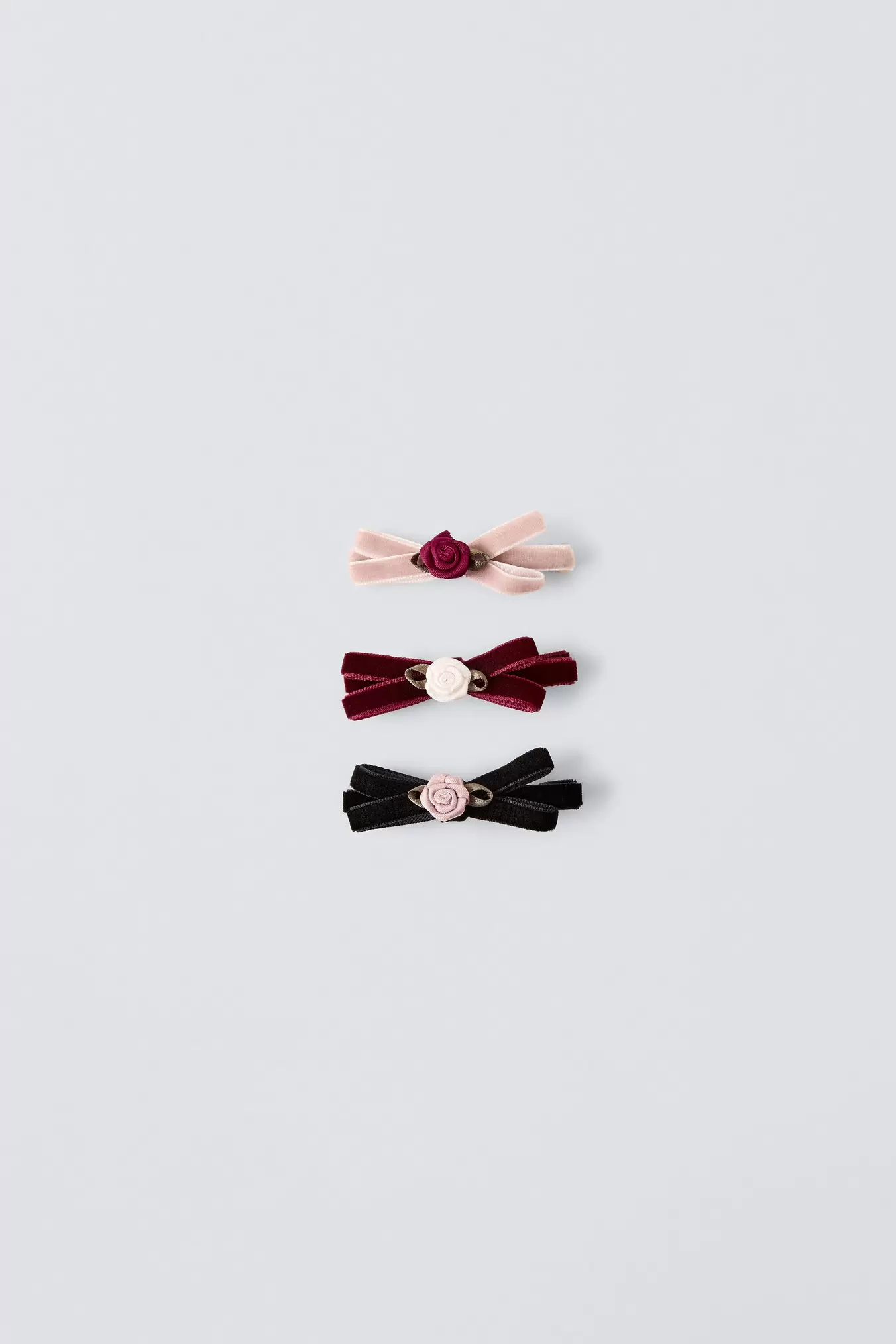 PACK OF THREE VELVET FLOWER HAIR SLIDES za 35,9 zł w ZARA