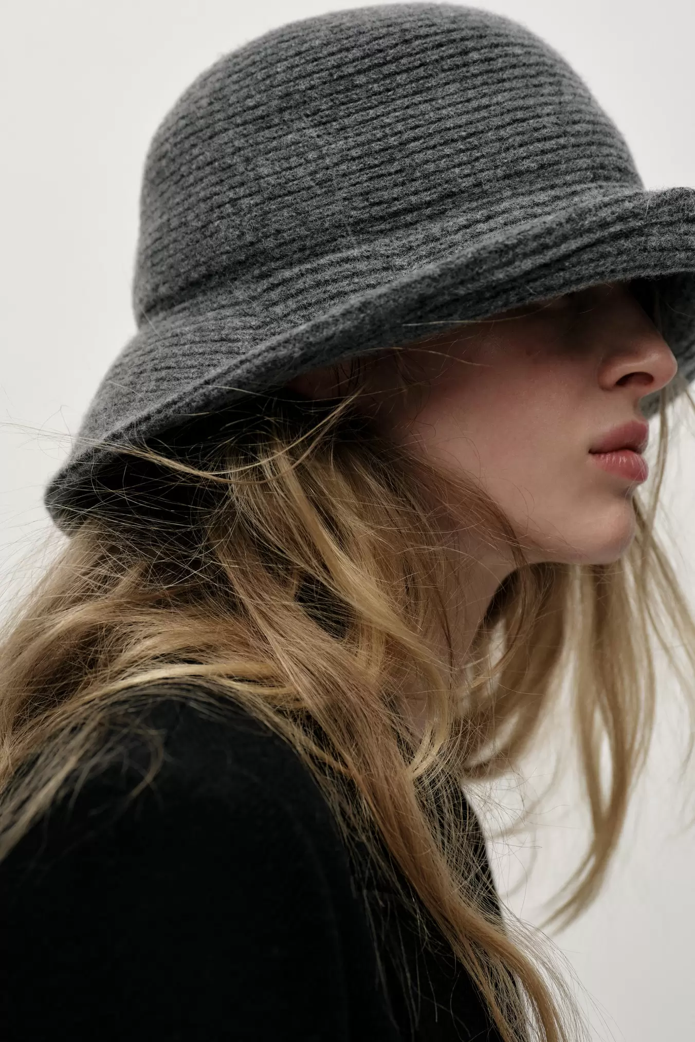 WOOL BLEND BUCKET HAT za 99,9 zł w ZARA