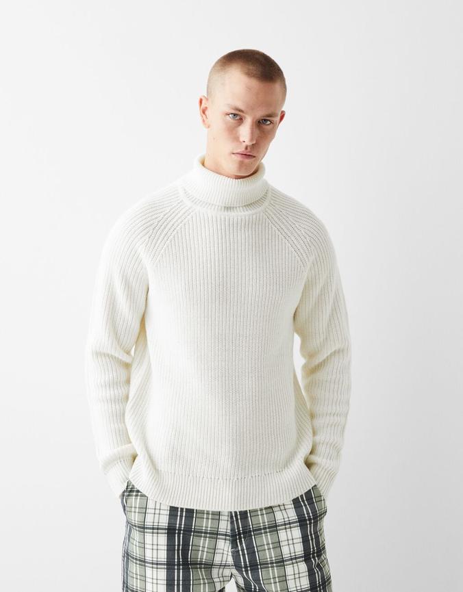 Gruby sweter z golfem z materiału o fakturze flauszu za 129 zł w Bershka