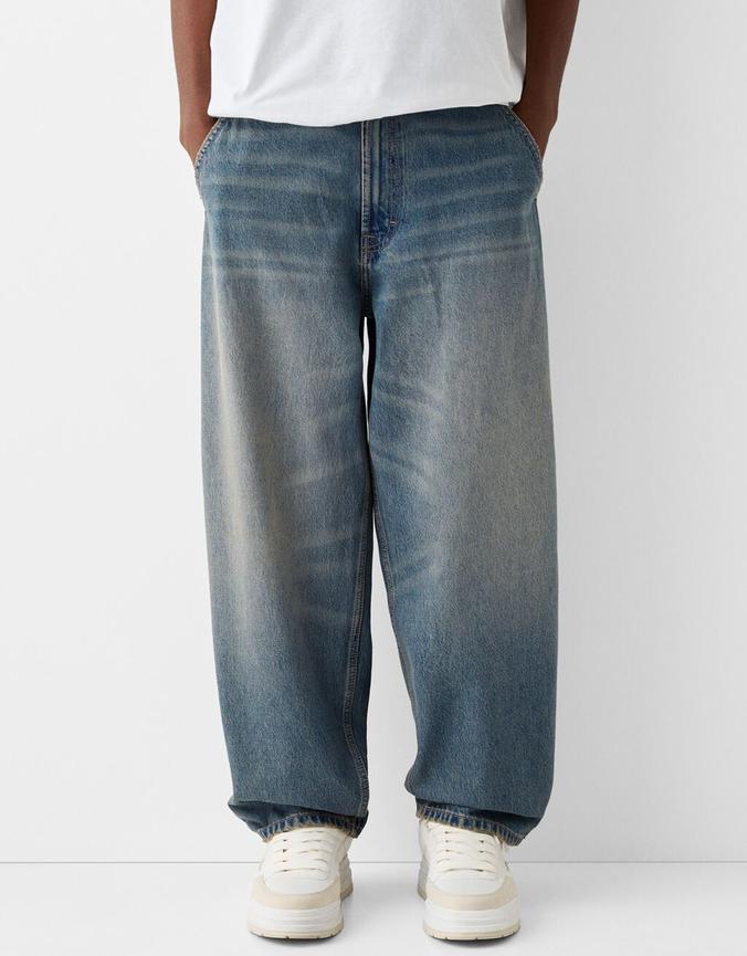 Spodnie jeansowe o kroju skater fit z efektem sprania za 149 zł w Bershka