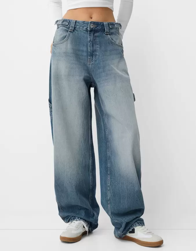 Regulowane jeansy balloon fit carpenter za 149 zł w Bershka