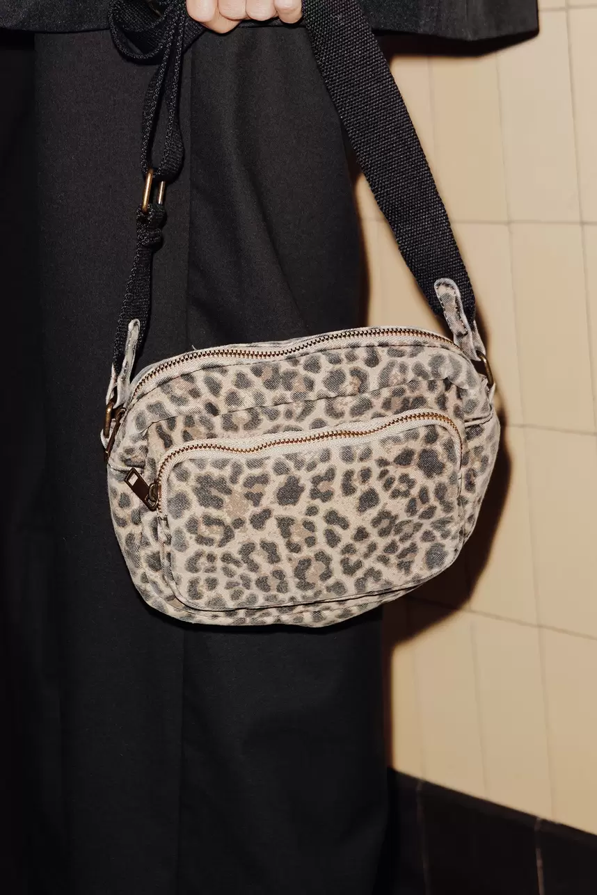 Sac besace en toile léopard za 25,99 zł w Promod