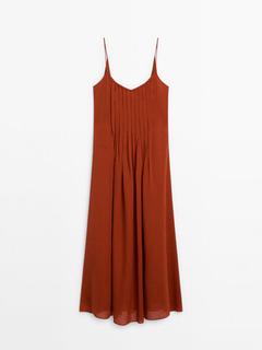 Sukienka średniej długości na ramiączkach z zakładkami za 499 zł w Massimo Dutti